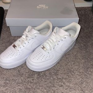 Nike Air Force 1’s. Only been wore twice. They are size 9 in women’s.